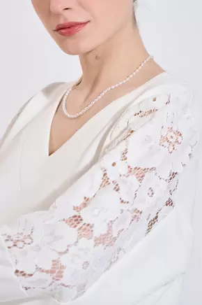 Μπλούζα σε άνετη γραμμή με V λαιμόκοψη και δαντέλα στα μανίκια