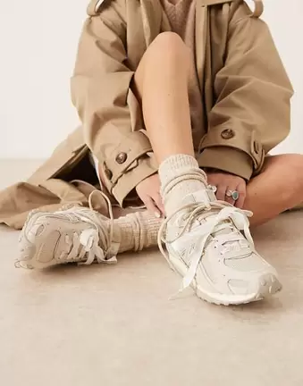 New Balance 204L scallop trainers in cream