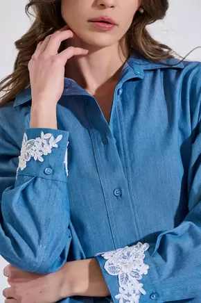 Μακρύ βαμβακερό πουκάμισο τύπου denim με δαντελένιες μανσέτες