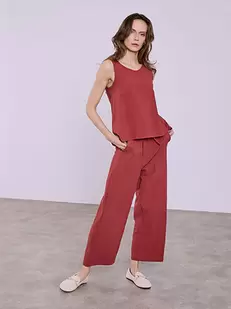 Σετ με ασύμμετρο τοπ και crop παντελόνα