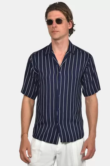 Ανδρικό Ριγέ Κοντομάνικο Πουκάμισο Normal Fit Από 100% Βισκόζη Με Ανοιχτό Γιακά - ΜΠΛΕ Ανδρικό Ριγέ Κοντομάνικο Πουκάμισο Normal Fit Από 100% Βισκόζη Με Ανοιχτό Γιακά - ΜΠΛΕ