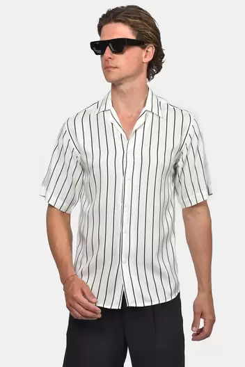 Ανδρικό Ριγέ Κοντομάνικο Πουκάμισο Normal Fit Από 100% Βισκόζη Με Ανοιχτό Γιακά - ΛΕΥΚΟ Ανδρικό Ριγέ Κοντομάνικο Πουκάμισο Normal Fit Από 100% Βισκόζη Με Ανοιχτό Γιακά - ΛΕΥΚΟ