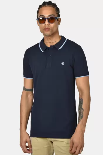Ανδρική Μπλούζα Polo Normal Fit Από 100% Βαμβάκι Με Ριγέ Τελειώματα & Minimal Logo - NAVY Ανδρική Μπλούζα Polo Normal Fit Από 100% Βαμβάκι Με Ριγέ Τελειώματα & Minimal Logo - NAVY