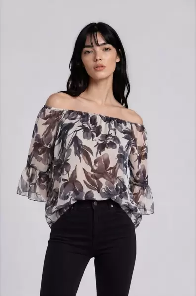 FLORAL ΜΠΛΟΥΖΑ OFF-SHOULDER ΜΕ ΒΟΛΑΝ ΜΑΝΙΚΙΑ