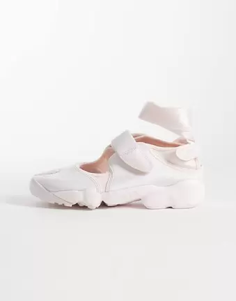 Nike Air Rift Satin Ballet trainers in Pink
