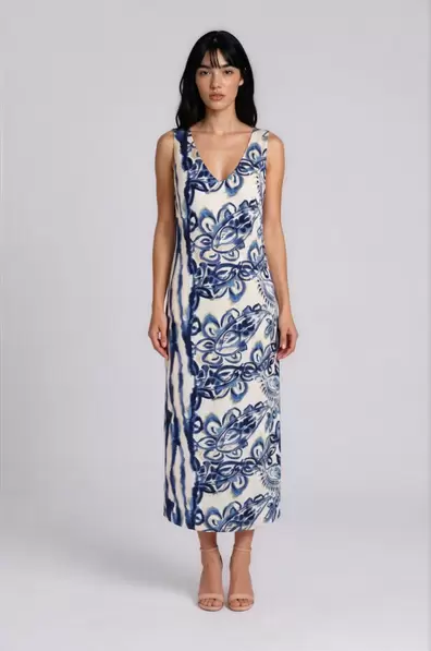 MAXI ΦΟΡΕΜΑ ΜΕ ΜΠΛΕ FLORAL PRINT ΚΑΙ V ΝΤΕΚΟΛΤΕ