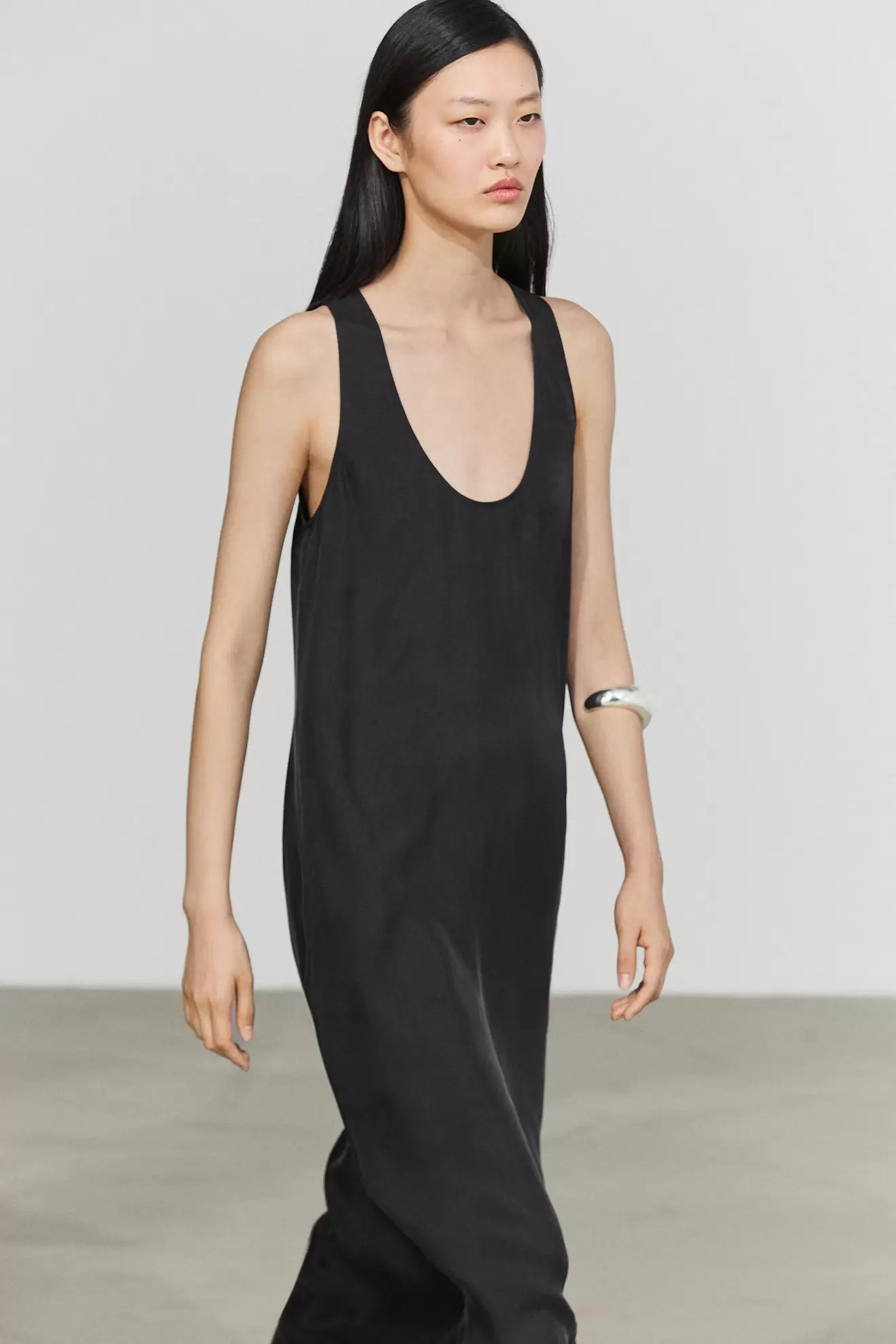 Ανάλαφρο μίντι φόρεμα με στρογγυλή λαιμόκοψη