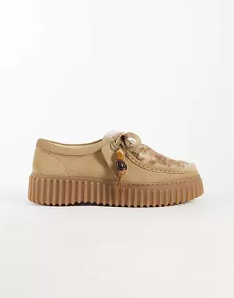 Clarks Torhill Bee shoes in warm sand suede