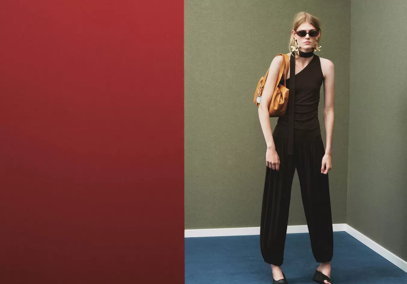 Balloon-style trousers with elasticated waist