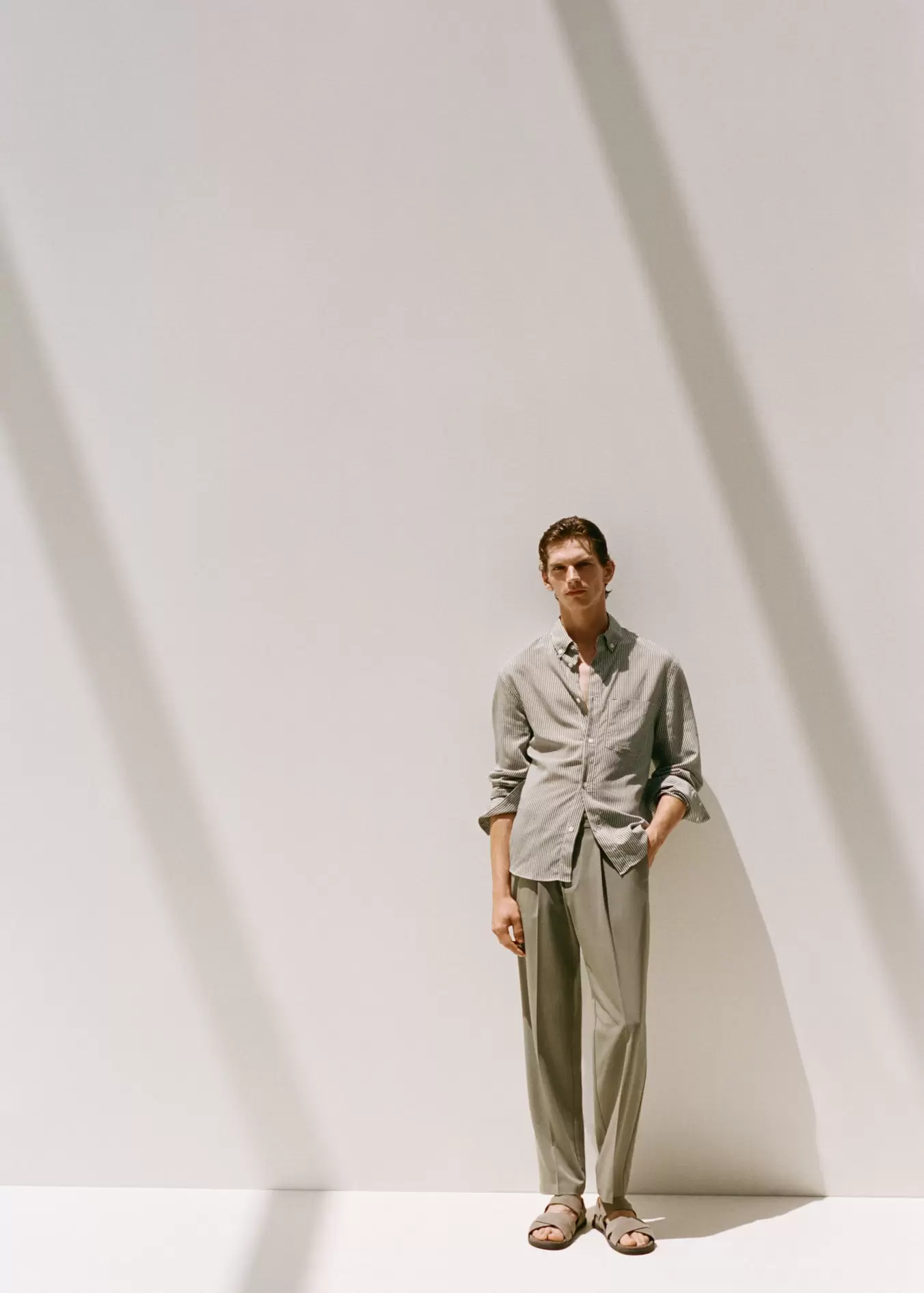 Fluid straight-leg trousers with pleats