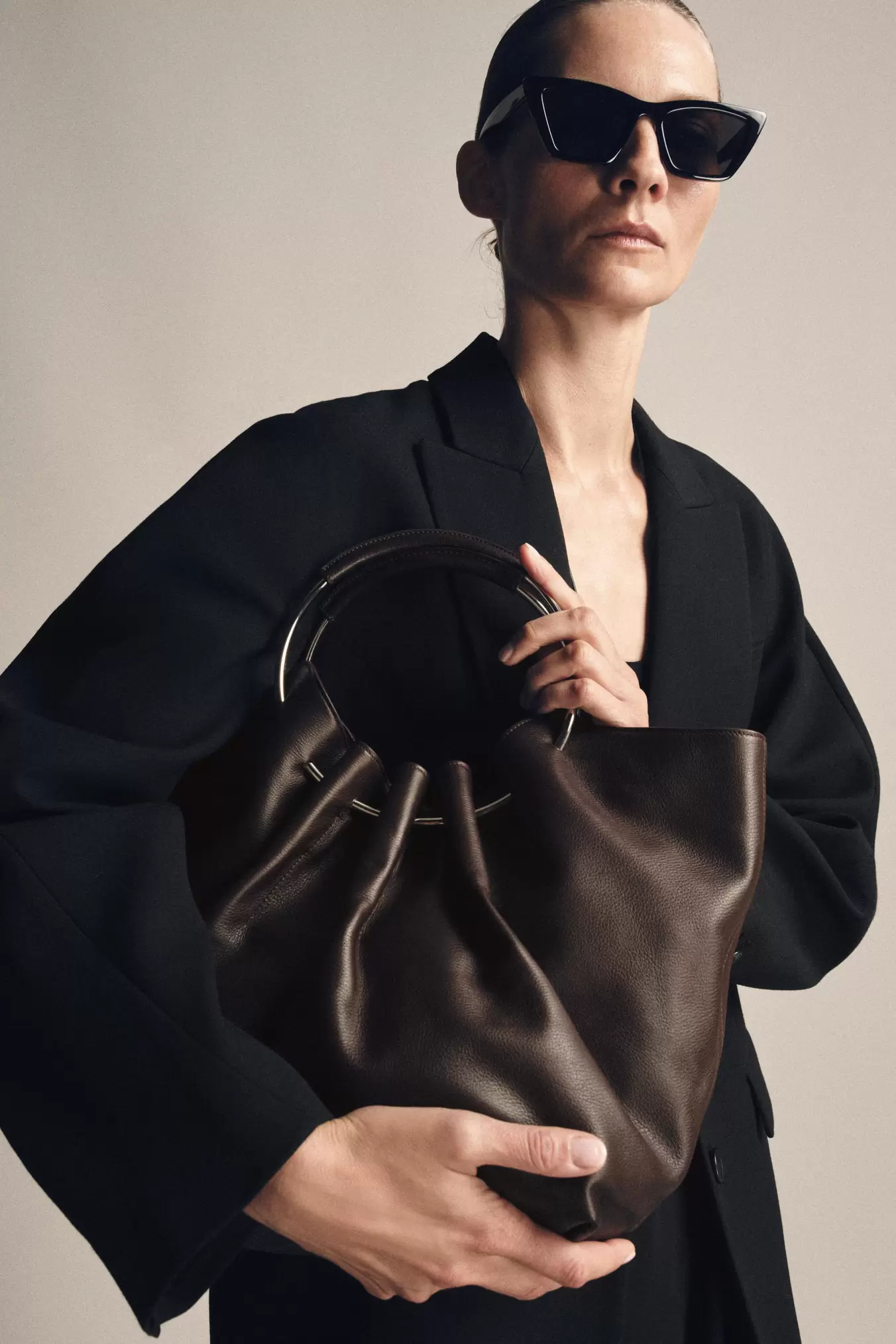 LEATHER BUCKET BAG WITH RIGID HANDLE
