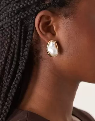 DesignB London claw set pearl stud earrings in gold