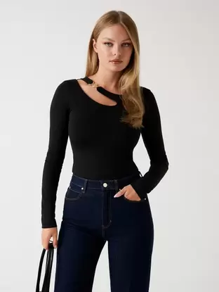 Cut-out buckle top