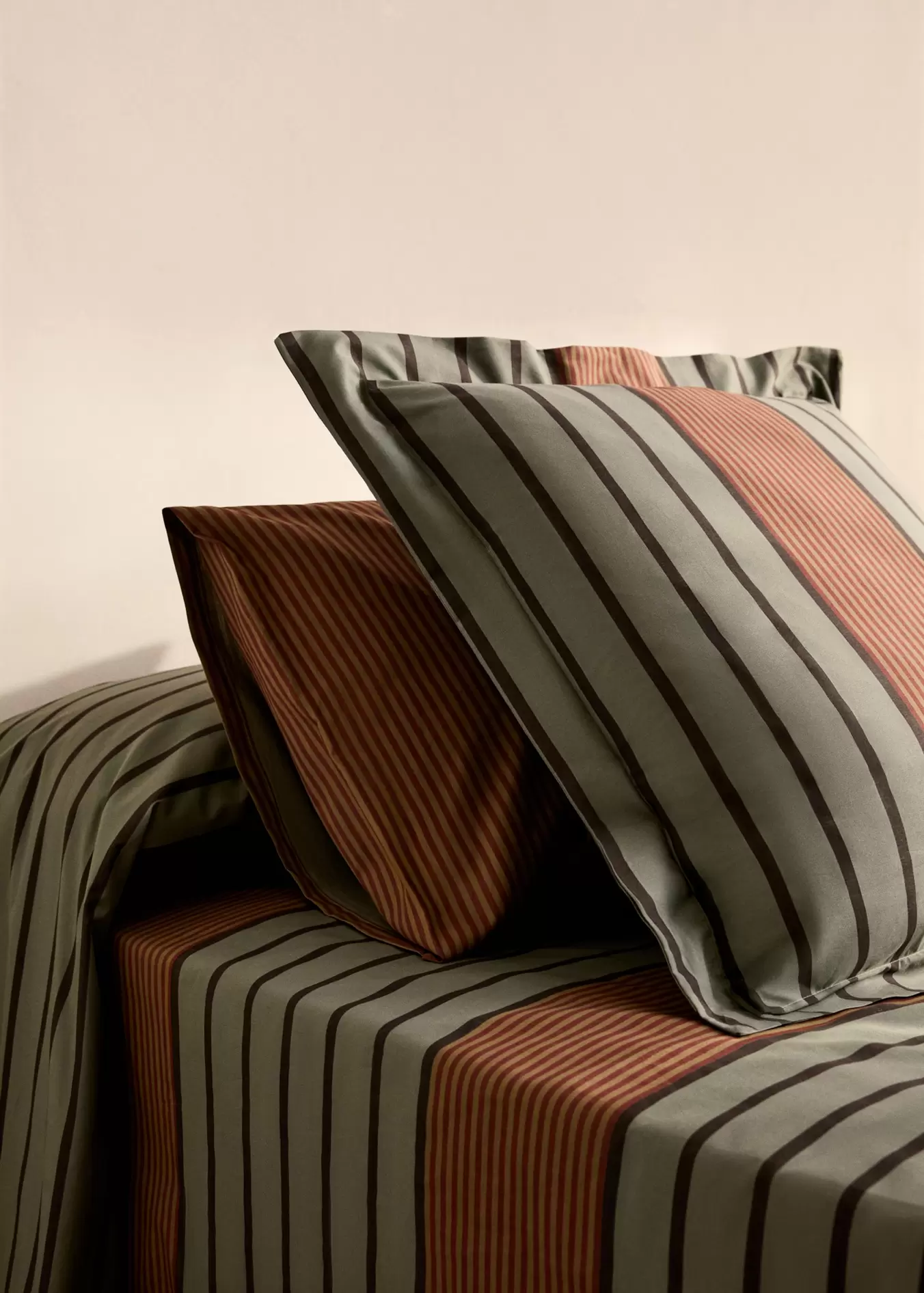 Cotton percale multi-striped pillowcase 45x110 cm