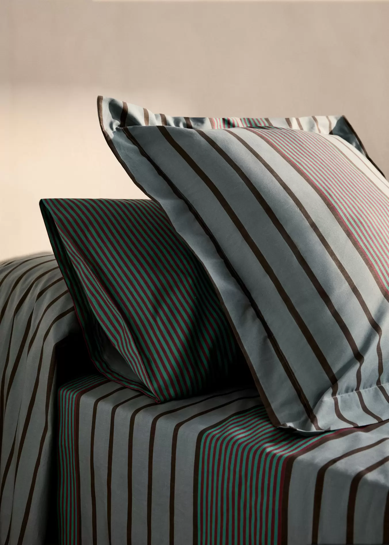 Two cotton percale multi-striped pillowcases 60x60 cm