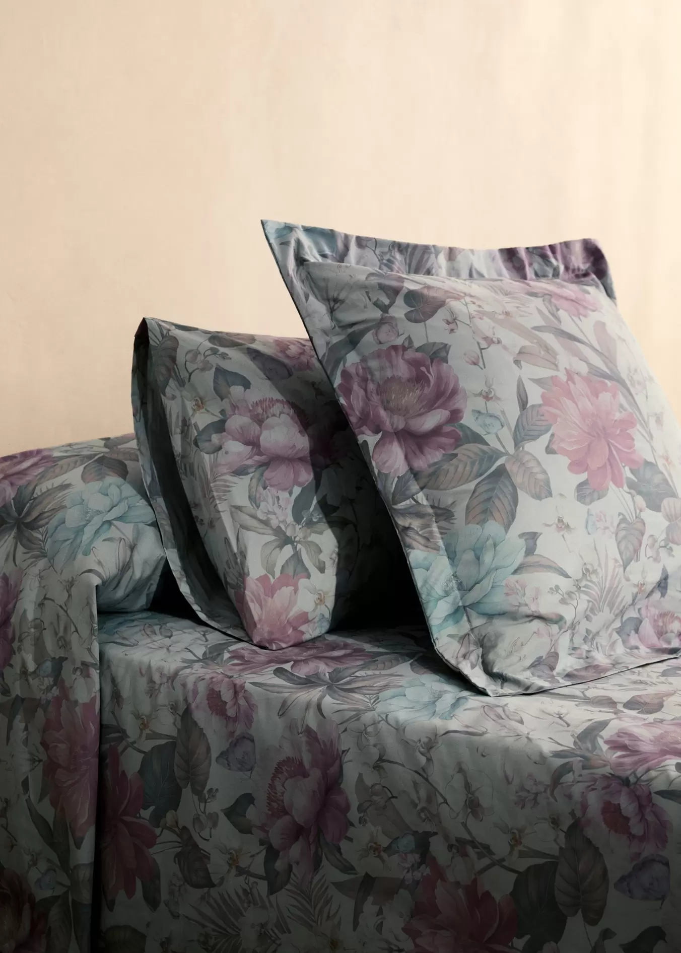 Two cotton percale multi-colored floral-print pillowcases 60x60 cm