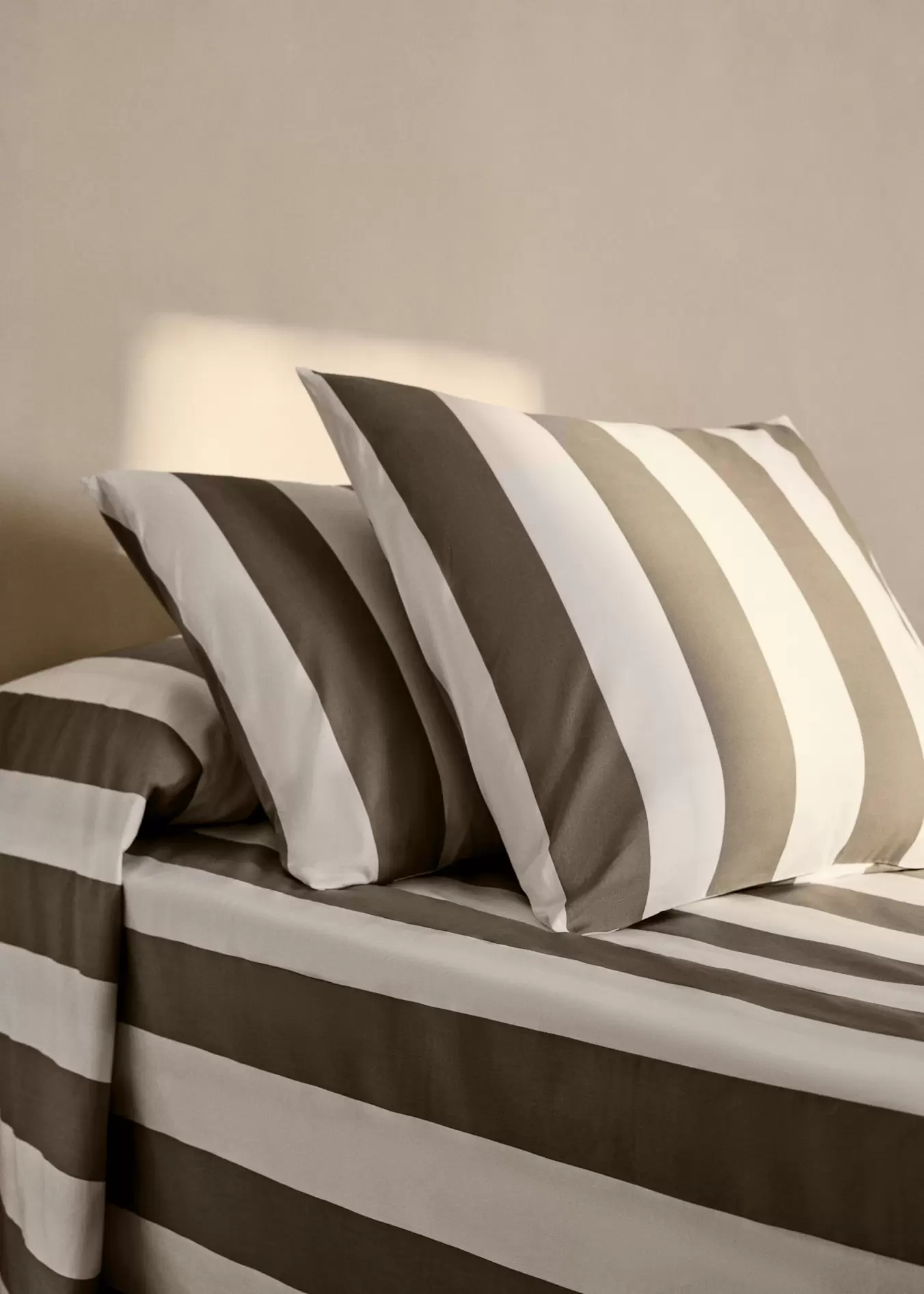 Two cotton percale pillowcases with double overlock 60x60 cm