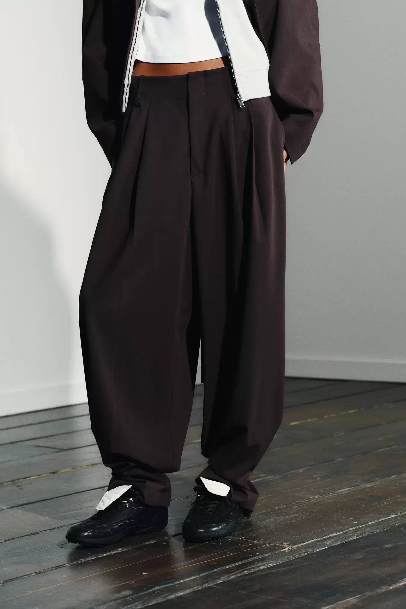 PLEATED PANTS WITH BUTTON HEM