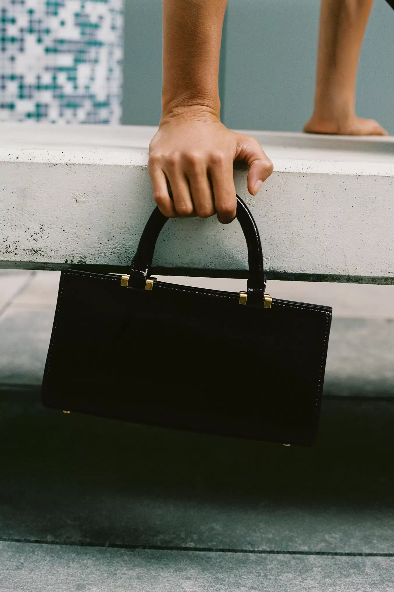 TEXTURED TOTE BAG