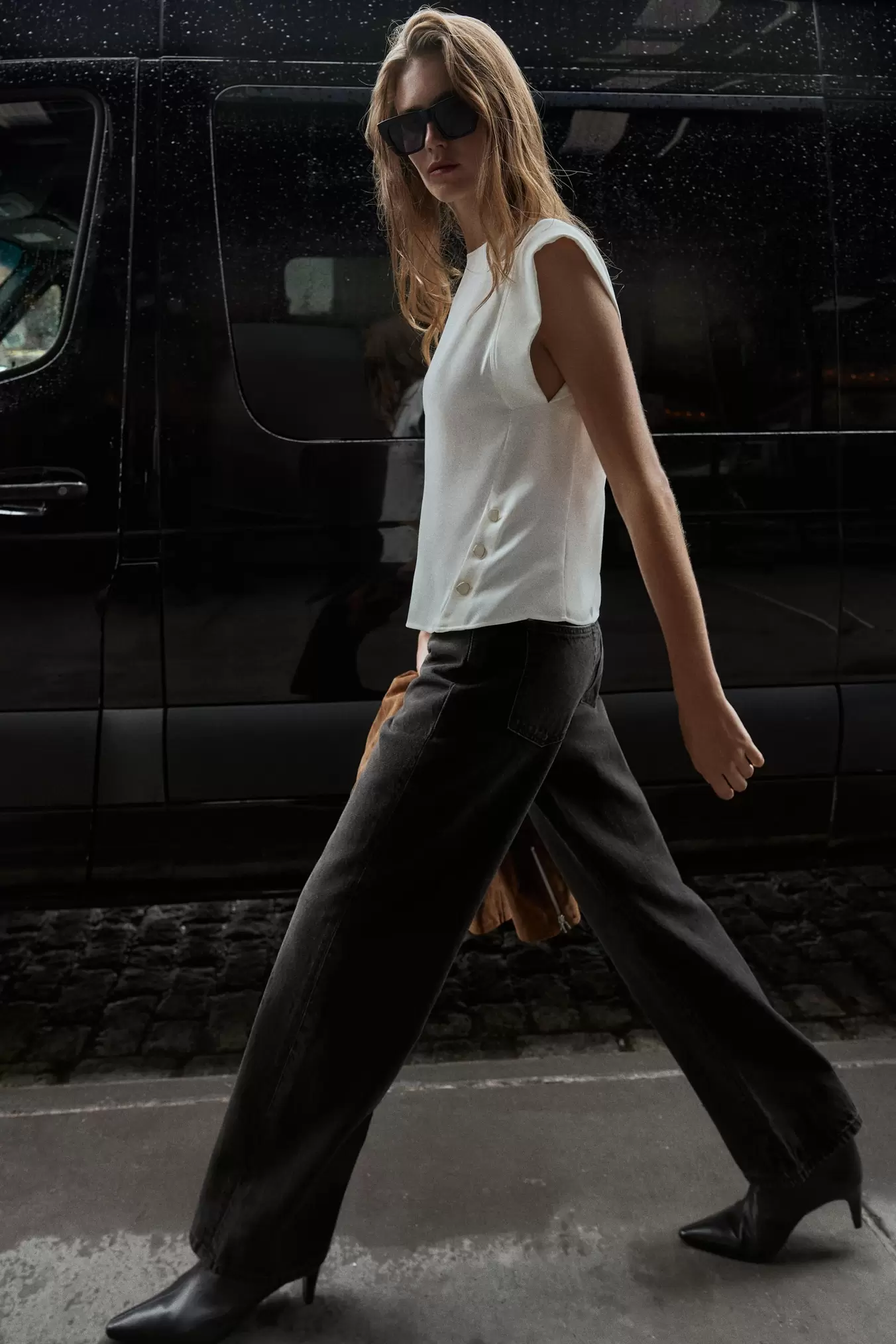 SLEEVELESS TOP WITH DEFINED SHOULDERS