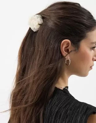 Rose Claw Clip Cream