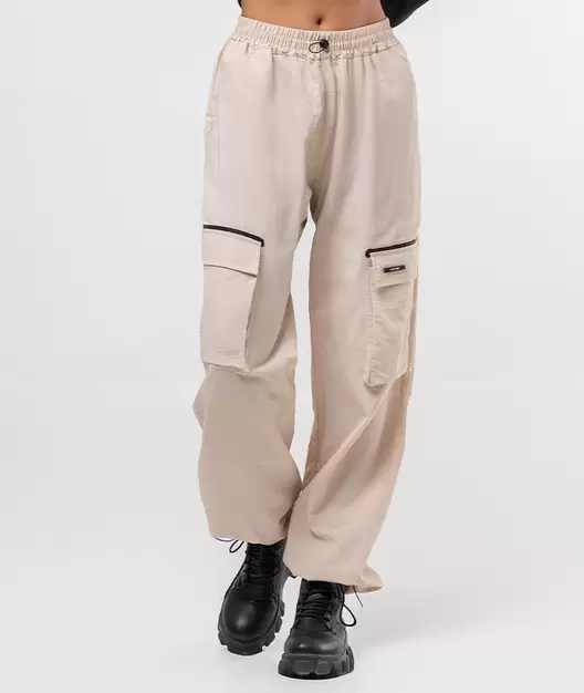 Pantalón parachute microfibra náutica texturizada con bolsillos cargo y detalle en vinilo negro laser-tech