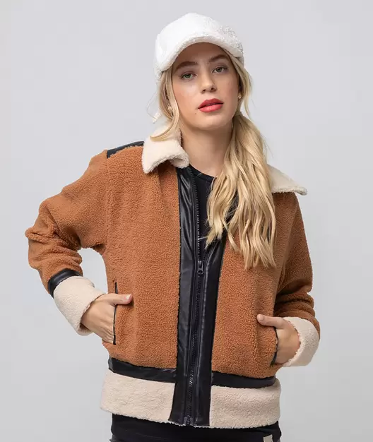 Campera corderito colores combinados con detalle de terminaciones en eco cuero negro