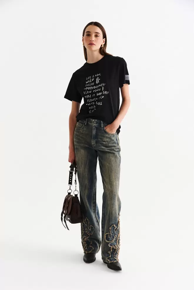 Remera Hera Letras Negro
