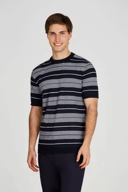 Remera tejida rayada azul marino