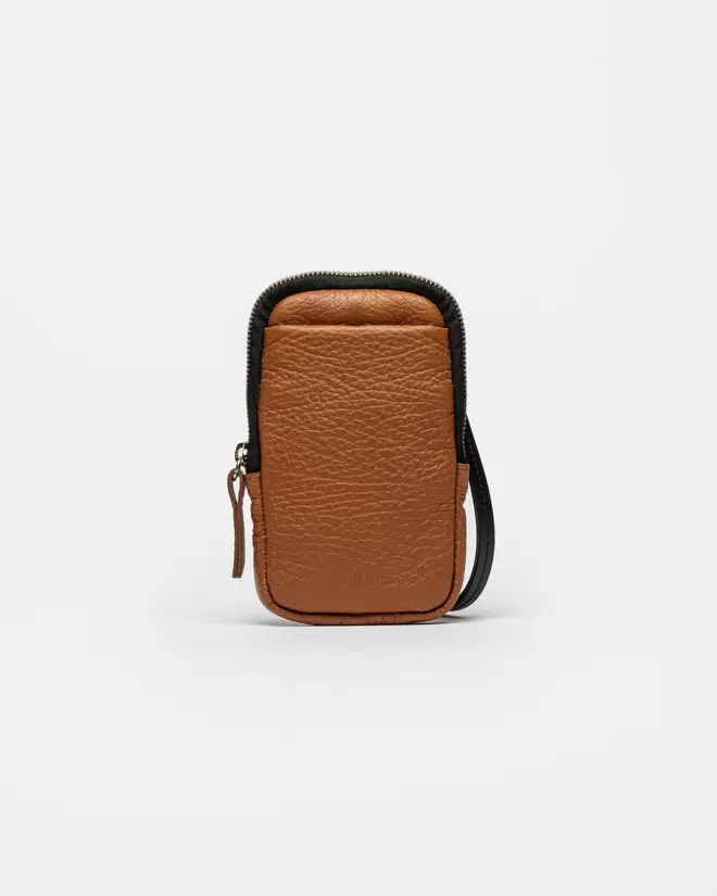 
                                    Porta Celular Pia En Cuero Graneado                                
                                                                             / OUTLET /                                                               