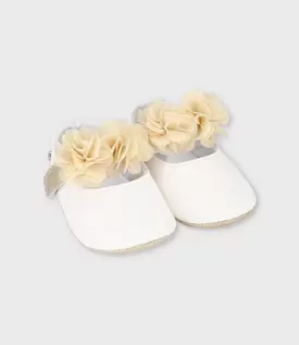 Bailarina recién nacida con flores