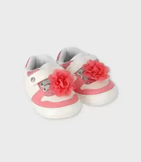 Zapatilla recién nacida con flor