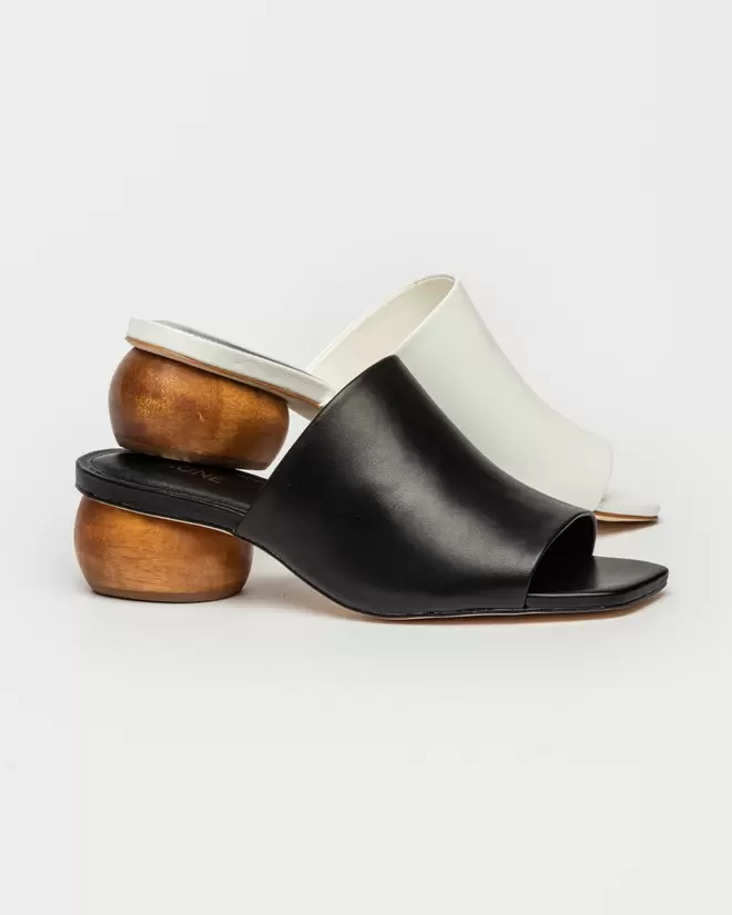
                                    Sandalia Media Aura En Cuero Liso                                
                                                                             / OUTLET /                                                                 