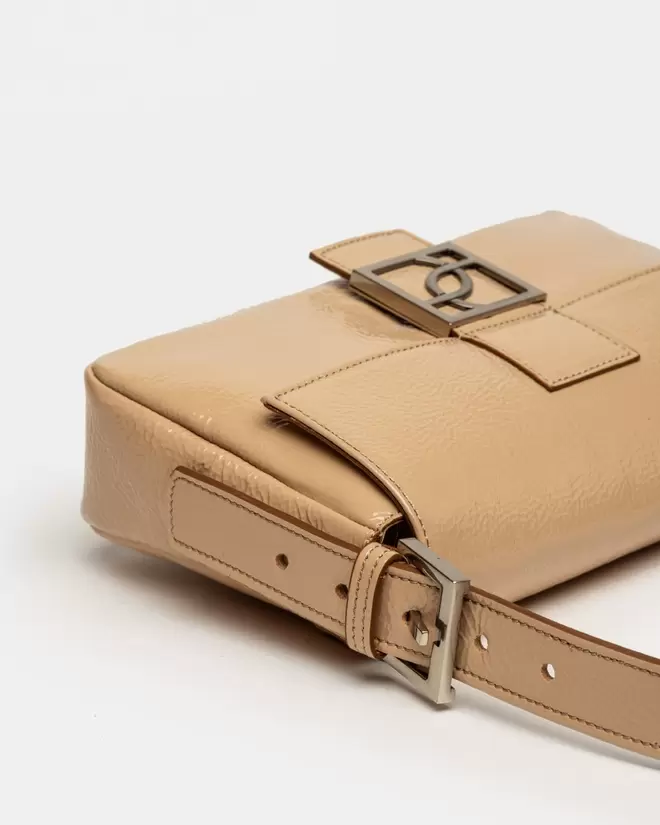 Cartera al hombro Signature en cuero charol