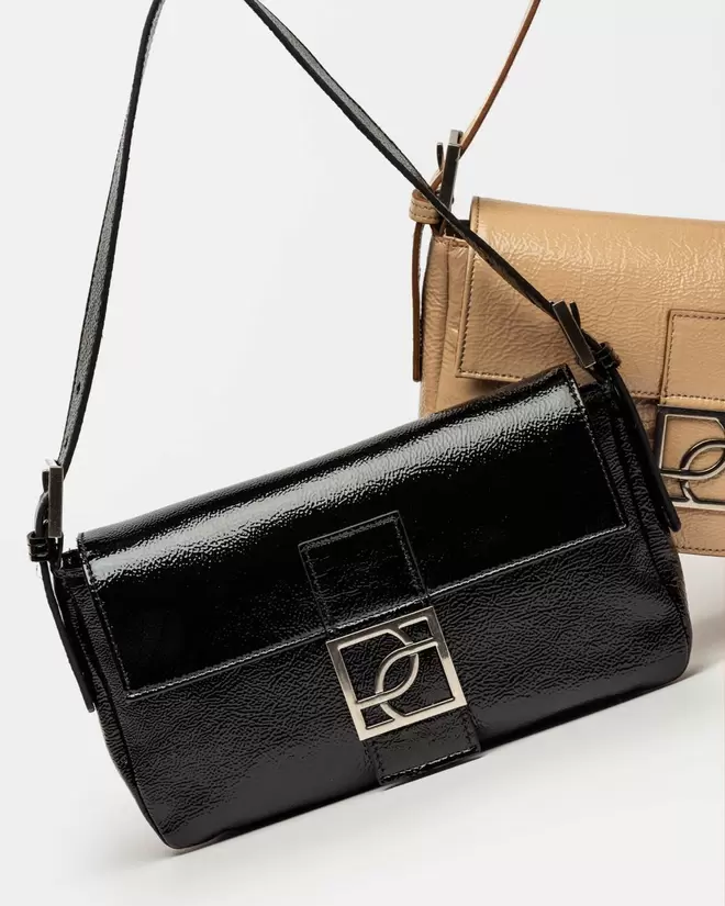 Cartera al hombro Signature en cuero charol