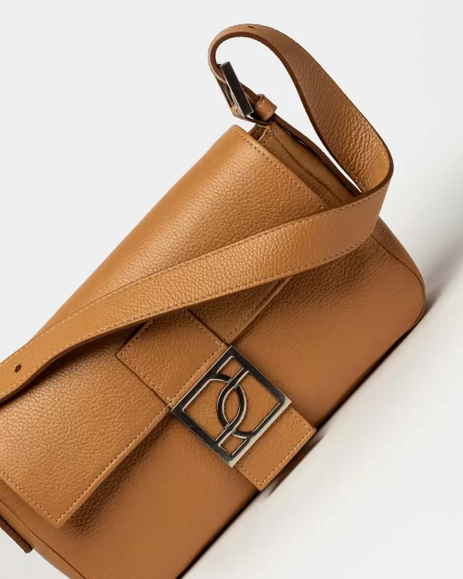 Cartera al hombro Signature en cuero graneado