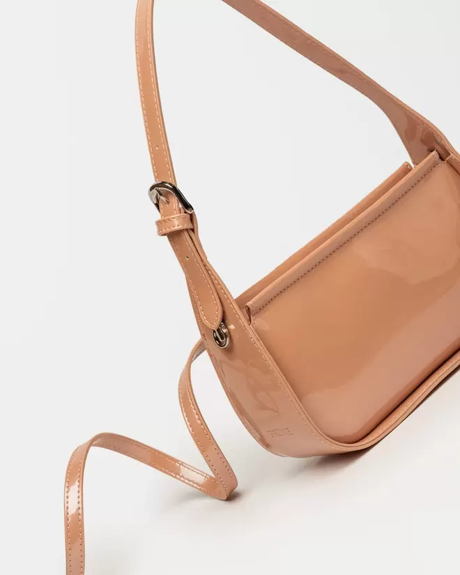 Cartera al hombro Leaf en efecto cuero charol