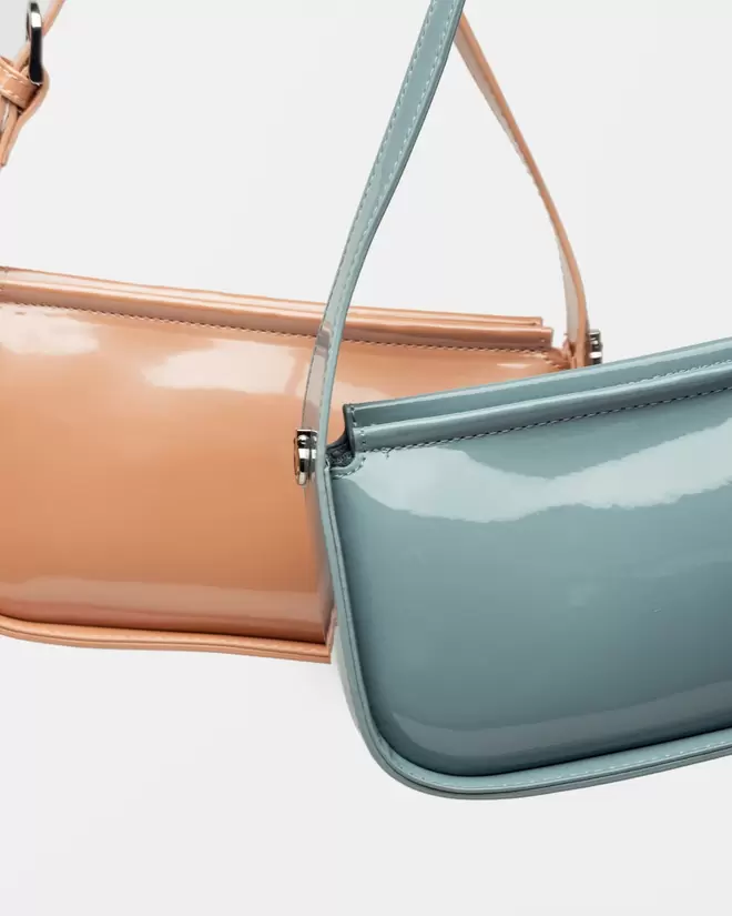 Cartera al hombro Leaf en efecto cuero charol