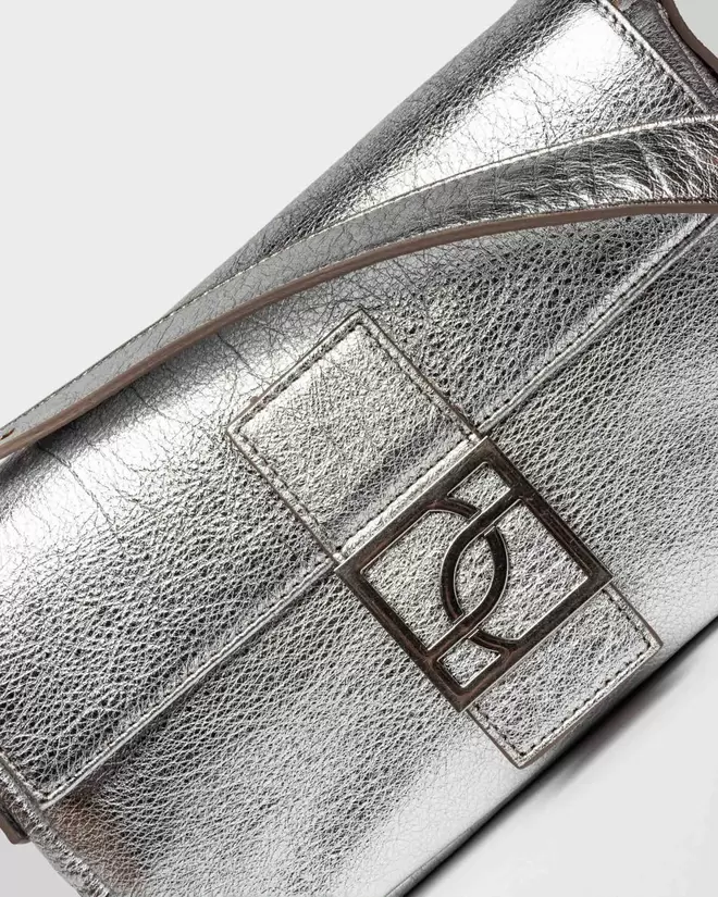 Cartera al hombro Signature en cuero graneado metalizado