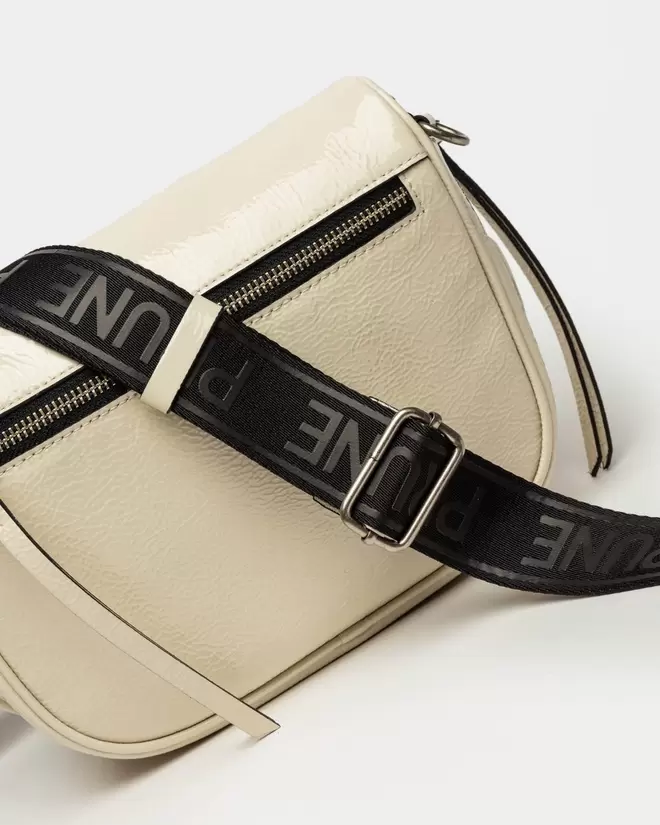 Bandolera Soft en cuero charol arrugado