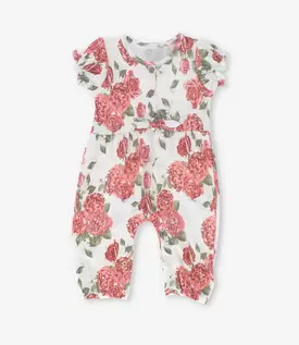 Enterito recién nacida con rosas