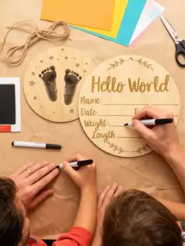 NEWUn set de cartel de anuncio de bebé, señales de nombre de guardería redondas de 5.9 pulgadas con almohadilla de tinta para huellas de manos y pies de bebé, cartel de "Hola mundo" de madera para recién nacidos como accesorio fotográfico