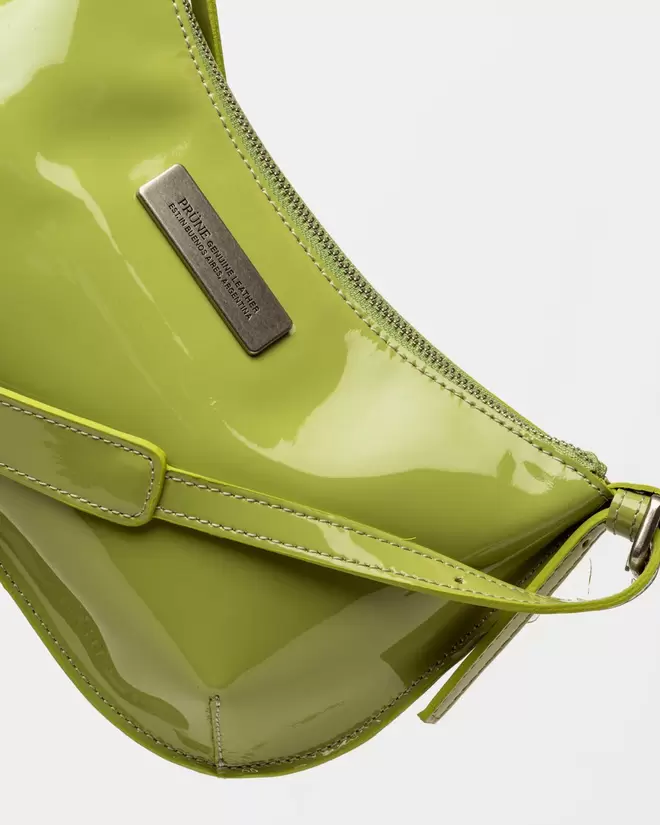 Cartera al hombro Mia en cuero charol