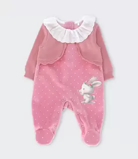 Enterito recién nacida con puntos y conejo