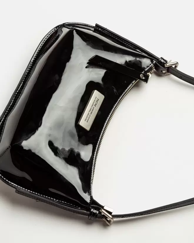 Cartera al hombro Mia en cuero charol
