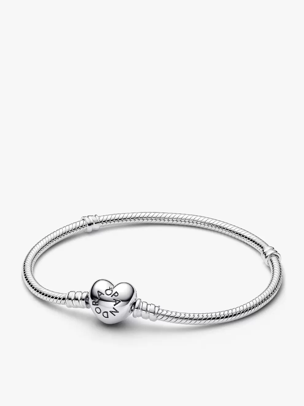 Brazalete Pandora Moments cadena de serpiente con broche de corazón