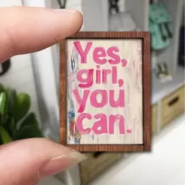 -2%1 pieza Mini decoración de madera en miniatura, diseño de letra "Sí, puedes", mini pintura de decoración de casa de muñecas, letrero de madera con marco rústico en miniatura, adornos de casa de muñecas, colgantes, pinturas decorativas inspiradoras, dec