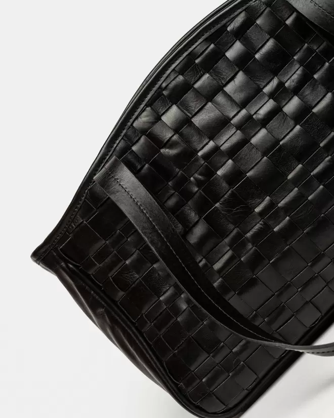 Cartera al hombro The Knit Bag en cuero graneado