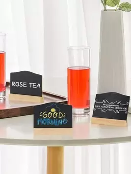 -1%1 pieza Pizarra de doble cara mini con soporte de madera. Esta pequeña pizarra de escritorio es perfecta para bodas, fiestas de cumpleaños, menús de cafetería, baby showers, graduaciones y decoraciones navideñas. Es fácil de escribir y borrar, tiene un