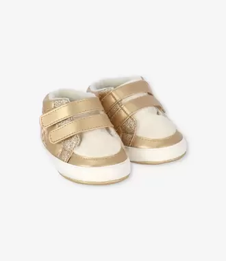 Botín recién nacida con perro